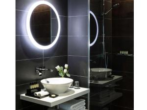 利物浦利物浦普尔曼酒店的一间带水槽和镜子的浴室