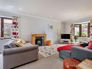 Stoborough4 Bed in Wareham 77511的客厅设有两张沙发和一个壁炉