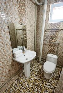 奇姆肯特КZO的浴室配有白色卫生间和盥洗盆。