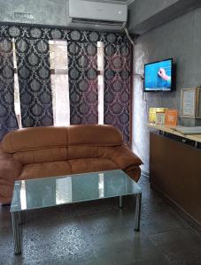 奇姆肯特КZO的带沙发和电视的客厅
