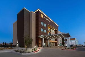 埃尔帕索La Quinta Inn & Suites by Wyndham El Paso East Loop-375的前面有标志的建筑