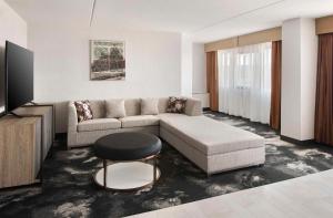 波基普西DoubleTree by Hilton Poughkeepsie的客厅配有沙发和桌子