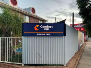 达博Comfort Inn Shearing Shed的建筑前舒适旅馆标志