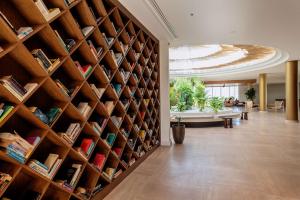 斯塔夫罗斯Isla Brown Chania Resort, Curio Collection by Hilton的客厅里一个大书架墙