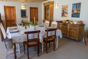 KotzesrusNuwefonteinskop Lodge的一间配备有白色桌椅的用餐室