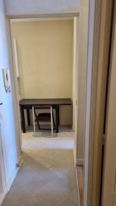蒙特卡罗Appartamento a Montecarlo的走廊上,房间里设有桌子