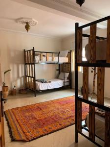 塔姆拉赫特乌兹达尔CHILL SURFER HOSTEL的一间设有两张双层床和地毯的房间