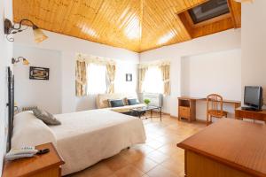 Badarán孔德德巴达兰酒店的一间卧室设有一张床和一间客厅。