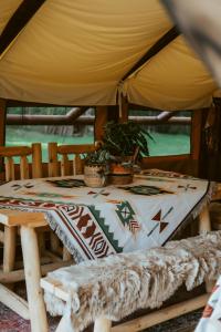 FurudalThe Mangevie的帐篷里的桌子,上面有植物