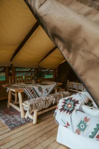 FurudalThe Mangevie的帐篷配有两张床和一张桌子