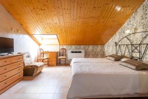 Badarán孔德德巴达兰酒店的一间卧室设有一张带木制天花板的大床