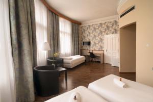 尼赖吉哈佐卡罗纳酒店的酒店客房设有床和客厅。
