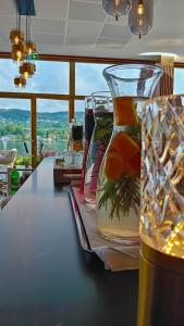 沃尔特湖畔韦尔登韦尔登网球&游艇酒店的一张桌子,上面有玻璃瓶,上面有饮料