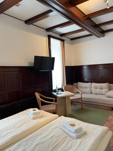 比克堡巴克贝格步奥豪斯酒店的酒店客房,设有两张床和一张沙发