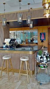 沃尔特湖畔韦尔登韦尔登网球&游艇酒店的餐厅设有2个酒吧凳和1个柜台