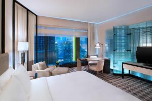 广州W Guangzhou的酒店客房设有床和客厅。