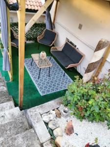 Penne-dʼAgenaisAppartement d'une chambre avec terrasse et wifi a Penne d'Agenais的庭院配有桌椅和一些植物