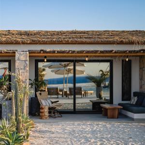 马特鲁港Marmarica Boutique Cabana's - Ras El Hekma - North Coast的房屋设有可欣赏海滩美景的庭院