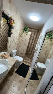 曼加利亚Vila Theo的浴室设有2个卫生间和水槽