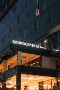 棉兰Grand Central Premier的一座建筑,上面有读取宏伟中央的标志