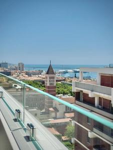 卡利亚里Mameli View Cagliari的从大楼的阳台上可欣赏到城市景观