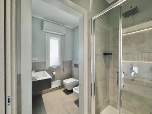 卡利亚里Mameli View Cagliari的带淋浴、卫生间和盥洗盆的浴室