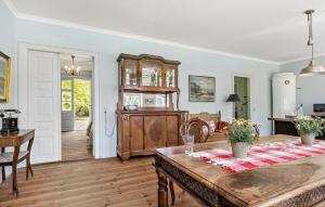 哈泽斯莱乌Lovely Home In Haderslev With Kitchen的厨房以及带木桌的用餐室。