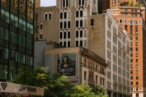 纽约Chambers powered by Sonder的建筑的侧面有广告