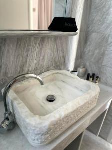 艾西奥斯索蒂斯Akrogiali Hotel的浴室内设有一个白色大理石水槽