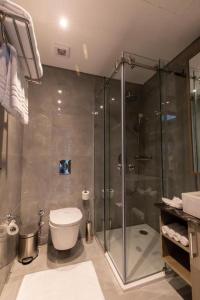 阿莱曼premium sea porto marina suite的一间带玻璃淋浴和卫生间的浴室