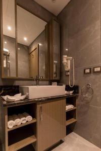 阿莱曼premium sea porto marina suite的一间带水槽和镜子的浴室