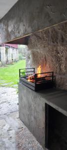布拉加Casa das Oliveiras的石头炉,炉内有火