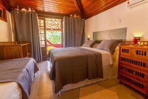 阿拉亚尔达茹达Cavalo Marinho Flats的一间卧室设有两张床和窗户。