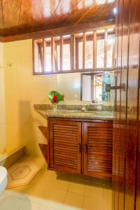 阿拉亚尔达茹达Cavalo Marinho Flats的一间带水槽和镜子的浴室