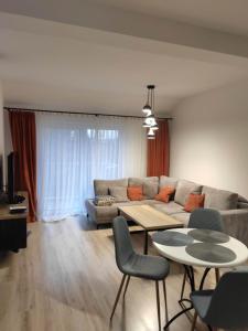 耶维克Mieszkanie apartament noclegi Żywiec的客厅配有沙发和桌椅