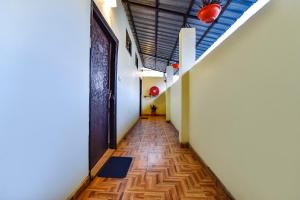 MājraFabHotel KK Residency的一条空的走廊,有门,有木地板