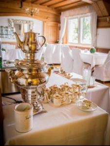 绍萨尔地区基策克斯特瑞尔兰德全景酒店的茶壶上方的桌子