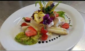 绍萨尔地区基策克斯特瑞尔兰德全景酒店的水果和蔬菜的白盘食物