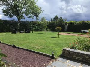 GohierLorali的花园,花园内有带长凳和草地的公园