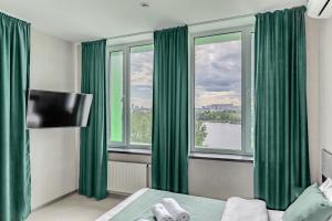 基辅Green Line Hotel的一间卧室配有绿色窗帘、一张床和窗户