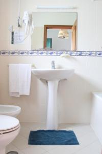 帕尔梅拉Casas do Monte的白色的浴室设有水槽和卫生间。