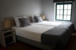 帕尔梅拉Casas do Monte的一间卧室设有一张大床和窗户
