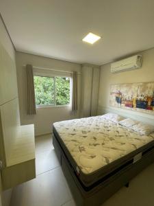 巴拉那州蓬塔尔Residencial Dona Clara的一间卧室设有一张大床和一个窗户。
