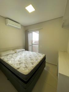 巴拉那州蓬塔尔Residencial Dona Clara的窗户客房内的一张床位
