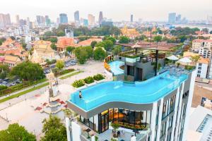 金边Chaiya Palace Hotel的享有带游泳池的建筑的空中景致