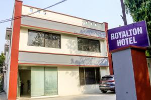 拉合尔Royalton INN Liberty的前面有酒店标志的建筑