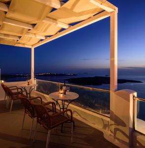 菲罗斯特法尼瓦拉斯公寓&别墅 的海景阳台上的桌椅