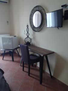 蒂洛斯KAMVISSIS HOTEL的餐桌、镜子和椅子