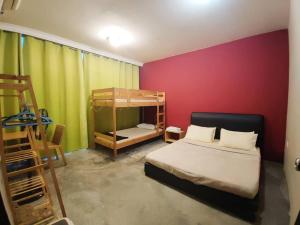 古晋Sunset Homestay 2 - Self Checkin的一间卧室设有一张床和色彩缤纷的墙壁
