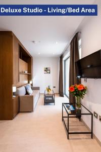 直布罗陀Bentley Holiday Apartments - West One的带沙发和电视的客厅